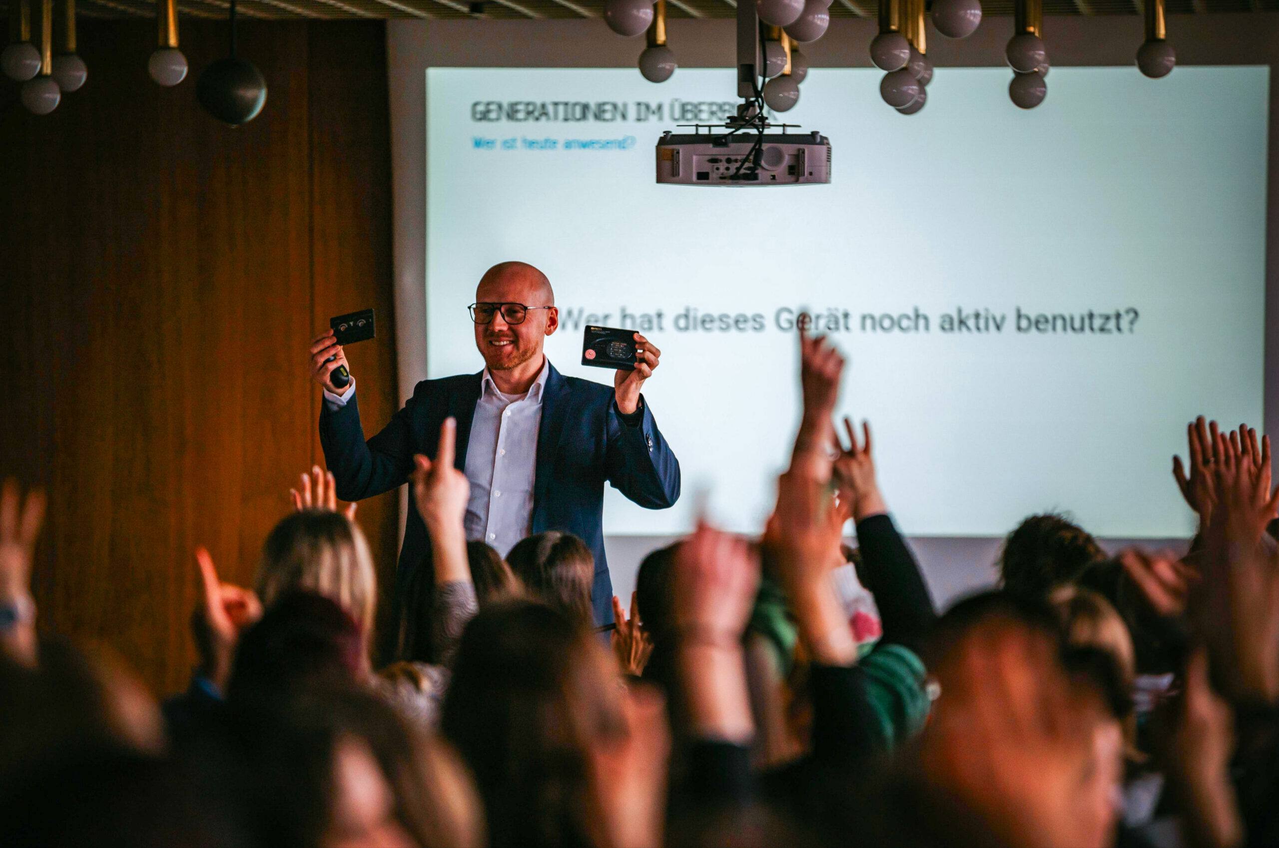 Dirk Lion hält einen Vortrag über die Generation Z und Generation Alpha